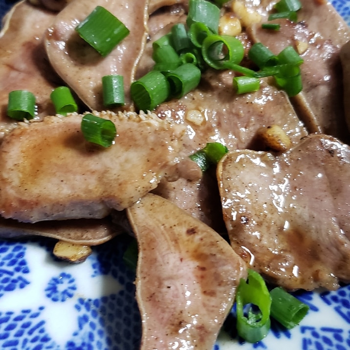 豚タンのガーリックバター焼き